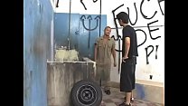 Foi apanhar o carro e acabou sendo comido por mecânico sarado